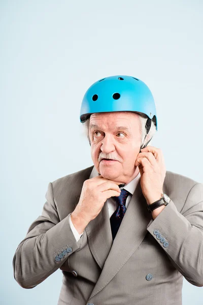 Grappige mens dragen fietsen helm portret echte hoge defin — Stockfoto
