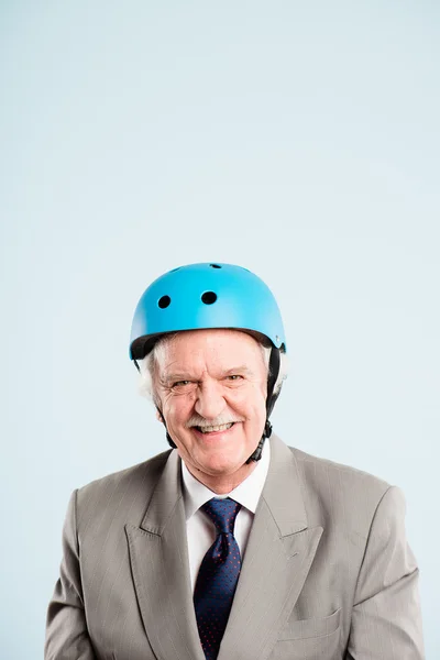 Hombre divertido con casco de ciclismo retrato real de alta definición fondo azul — Foto de Stock