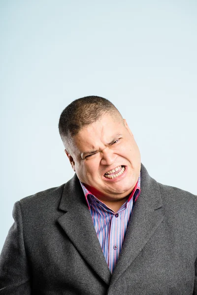 Hombre divertido retrato real de alta definición de fondo azul —  Fotos de Stock