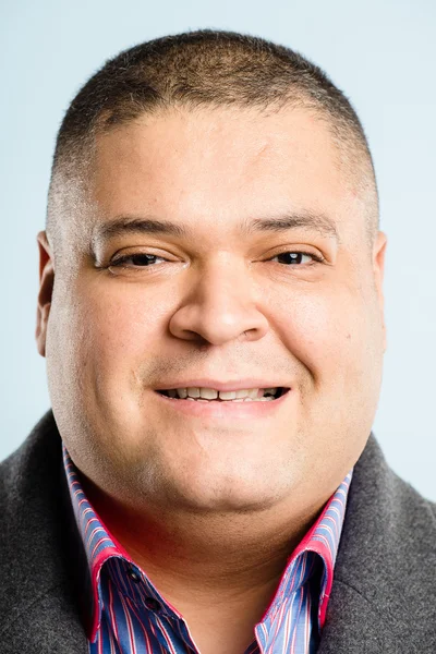 Hombre feliz retrato real de alta definición fondo azul — Foto de Stock