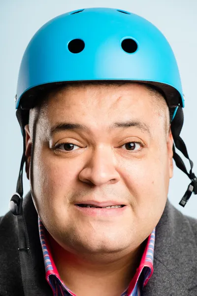 Grappige mens dragen fietsen helm portret echte hoge defin — Stockfoto