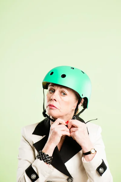 Mulher engraçada vestindo ciclismo capacete retrato rosa fundo real — Fotografia de Stock