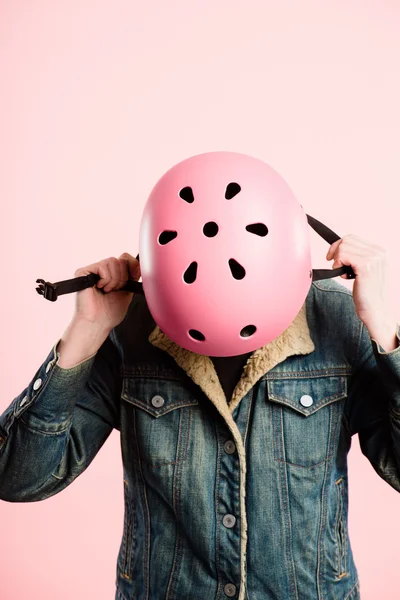 Mujer divertida con casco de ciclismo retrato rosa fondo real — Foto de Stock