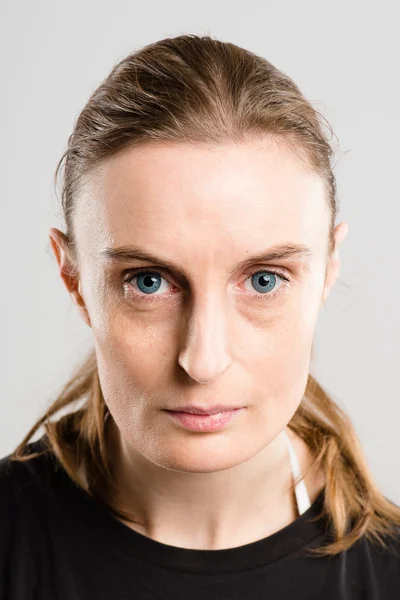 Ernsthafte Frau Porträt echte High-Definition-graue Hintergrund — Stockfoto