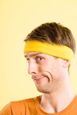 komik adam portresi gerçek yüksek çözünürlüklü sarı arka plan