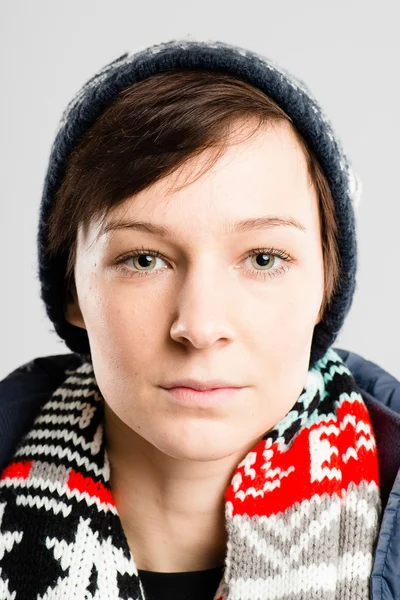 Seriózní žena portrét skutečné vysoké rozlišení šedý poz — Stock fotografie