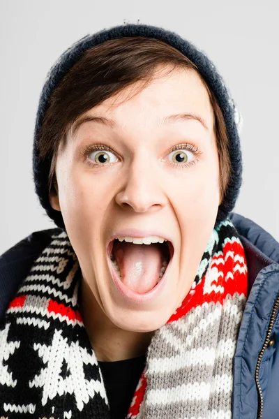 Mujer divertida retrato real de alta definición gris fondo — Foto de Stock