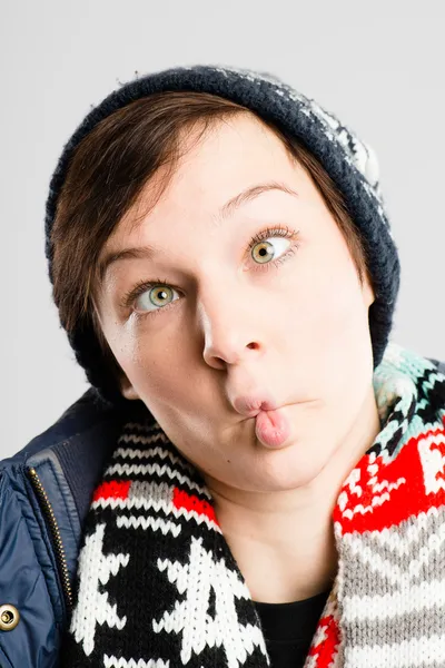 Mujer divertida retrato real de alta definición gris fondo — Foto de Stock