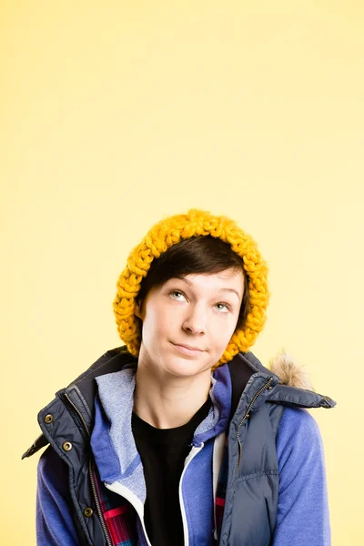 Mujer divertida retrato real alta definición amarillo backgrou — Foto de Stock
