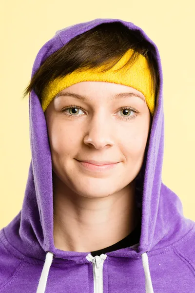 Lustige Frau Porträt echte High-Definition-gelb Backgrou — Stockfoto