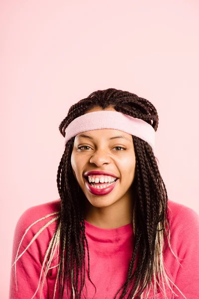 Engraçado mulher retrato rosa fundo real alta definição — Fotografia de Stock