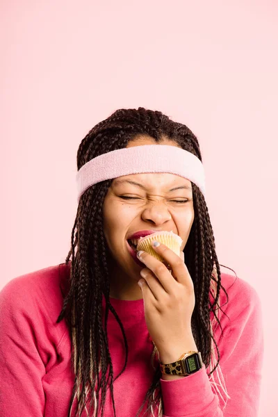 Mujer divertida retrato rosa fondo real alta definición — Foto de Stock