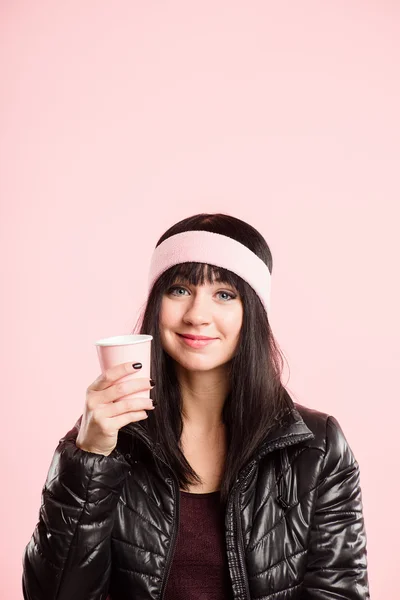 Mujer divertida retrato rosa fondo real alta definición — Foto de Stock