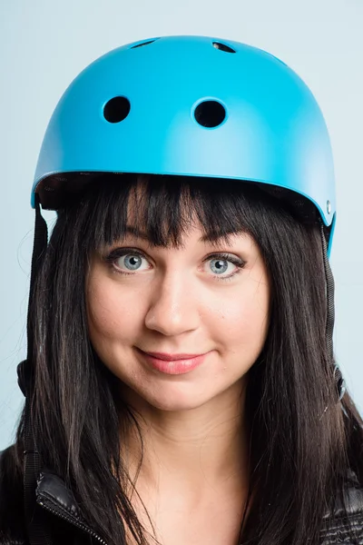 Grappige vrouw dragen fietsen helm portret echte — Stockfoto