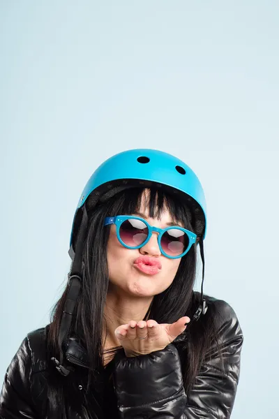 Grappige vrouw dragen fietsen helm portret echte — Stockfoto