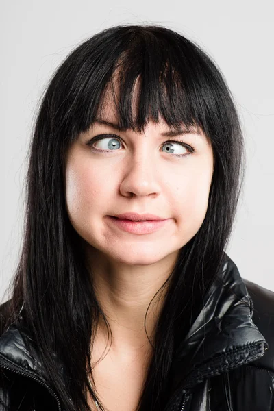Komik kadın portre gerçek yüksek çözünürlüklü gri arka plan — Stok fotoğraf