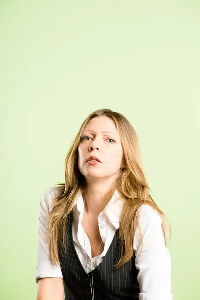 Mujer divertida retrato real de alta definición fondo verde —  Fotos de Stock