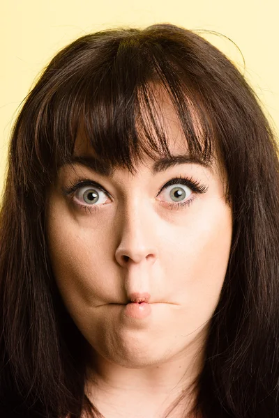 Mujer divertida retrato real de alta definición fondos verdes — Foto de Stock