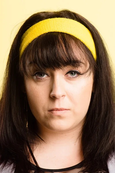 Seriózní žena portrét skutečné vysoké rozlišení žluté pozadí — Stock fotografie