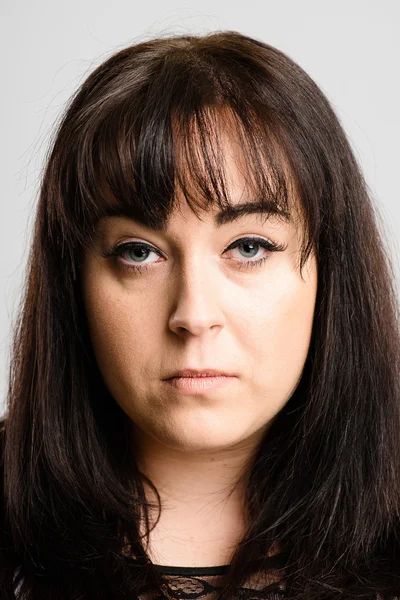 Seriózní žena portrét skutečné vysoké rozlišení šedý poz — Stock fotografie