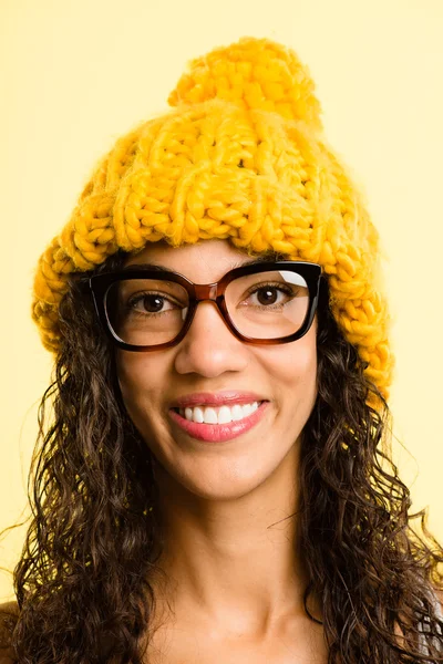 Mulher feliz retrato real de alta definição amarelo backgroud — Fotografia de Stock