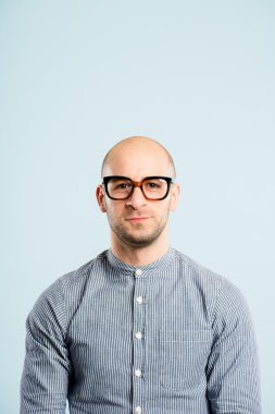 komik adam portresi gerçek yüksek çözünürlüklü mavi arka plan