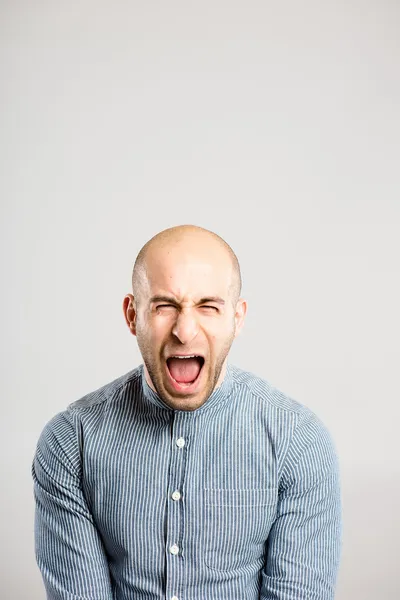 Lustig Mann Porträt echte High-Definition-grauen Hintergrund — Stockfoto