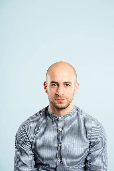 Legrační člověk portrét skutečné vysoké rozlišení modré pozadí — Stock fotografie