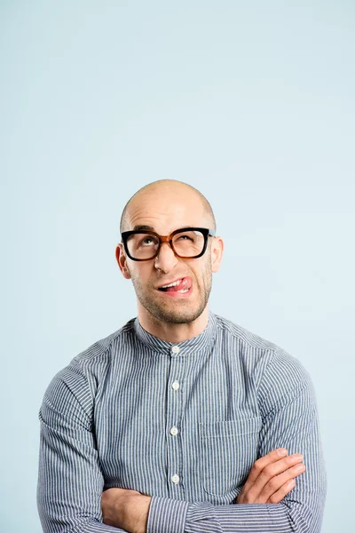 Engraçado homem retrato real alta definição azul fundo — Fotografia de Stock