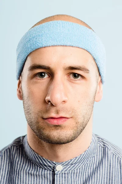 Grappige mens portret echte high-definition blauwe achtergrond — Stockfoto