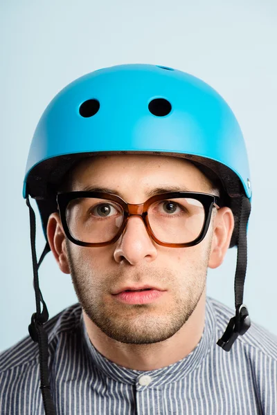 Grappige mens dragen fietsen helm portret echte hoge defin — Stockfoto
