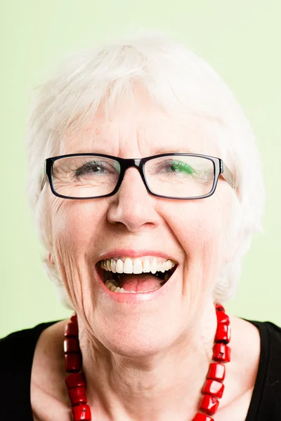 Szczęśliwa kobieta portret prawdziwy wysokiej rozdzielczości zielony deseń — Zdjęcie stockowe