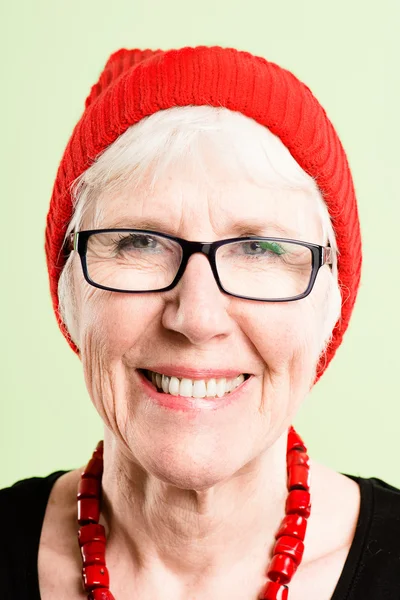 Boldog asszony portréja igazi magas meghatározás zöld háttere — Stock Fotó