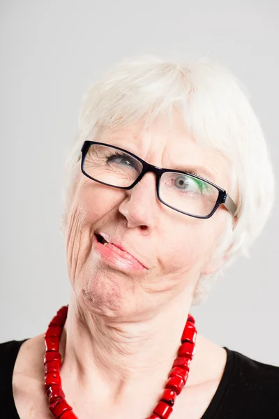 Mujer divertida retrato real de alta definición gris fondo —  Fotos de Stock