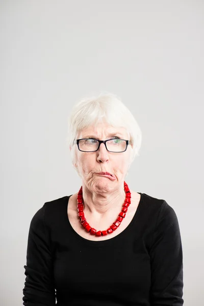 Mujer divertida retrato real de alta definición gris fondo —  Fotos de Stock