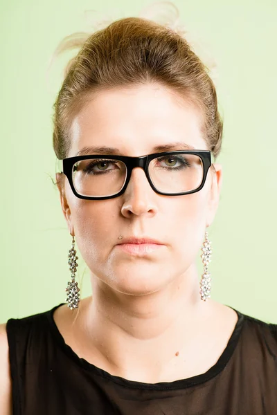 Ernstige vrouw portret echte high-definition groene backgro — Stockfoto