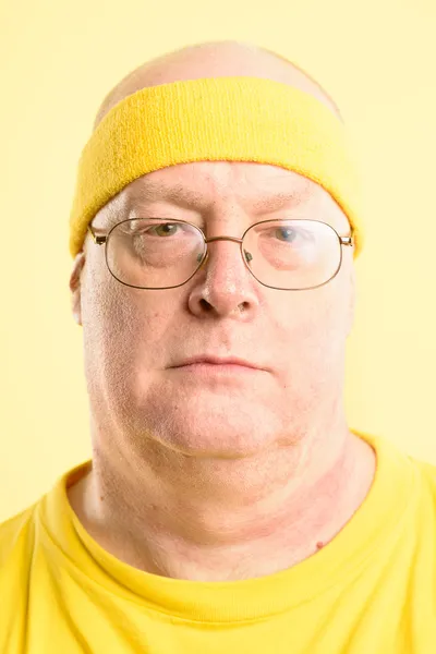 Hombre serio retrato real de alta definición amarillo backgrou —  Fotos de Stock