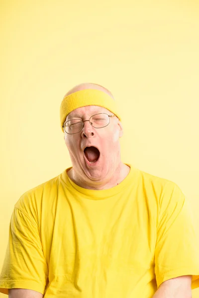 Rolig människa stående riktigt högupplöst gul bakgrund — Stockfoto