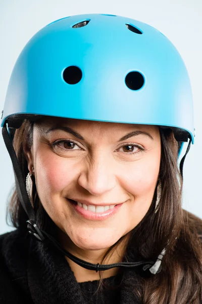 Grappige vrouw dragen fietsen helm portret echte high definition — Stockfoto