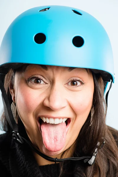 Engraçado mulher vestindo ciclismo capacete retrato real alta def — Fotografia de Stock