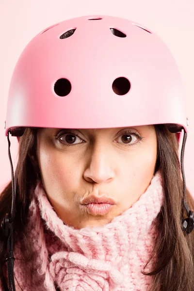 Lustige Frau trägt Fahrradhelm Porträt rosa Hintergrund real — Stockfoto