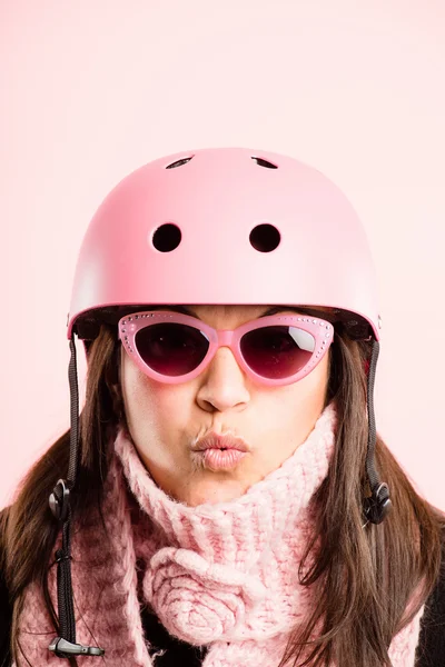 Mujer divertida con casco de ciclismo retrato rosa fondo real —  Fotos de Stock