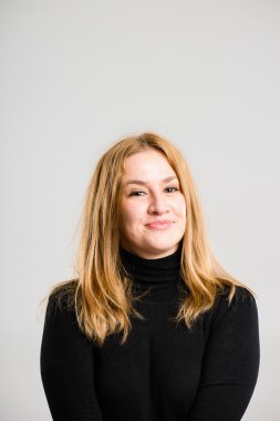 portre gerçek yüksek çözünürlüklü gri arka plan