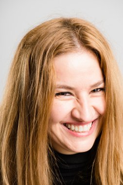 portre gerçek yüksek çözünürlüklü gri arka plan