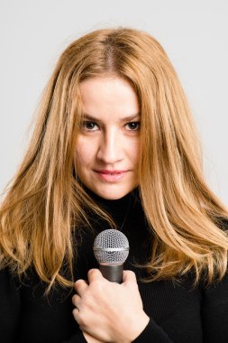 portre gerçek yüksek çözünürlüklü gri arka plan