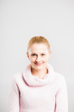 portre gerçek yüksek çözünürlüklü gri arka plan