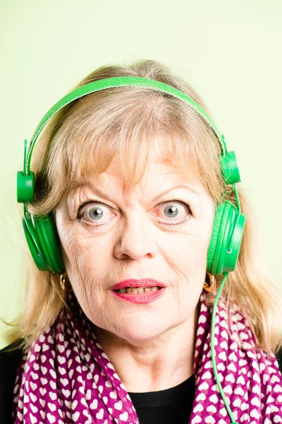 Grappige vrouw portret echte high-definition groene pagina — Stockfoto