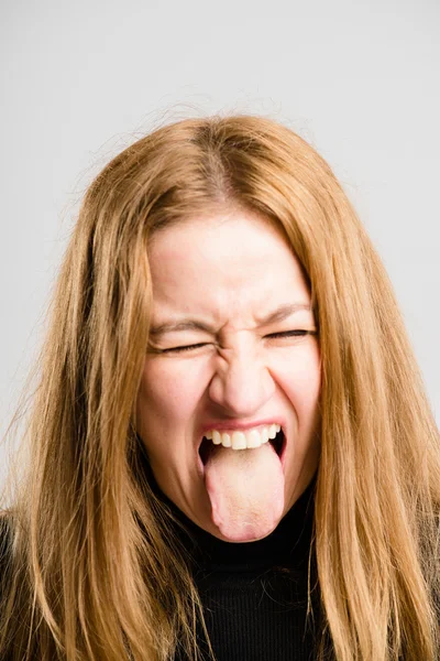 Mujer divertida retrato real de alta definición gris fondo —  Fotos de Stock