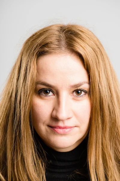 ciddi kadın portre gerçek yüksek çözünürlüklü gri backgrou