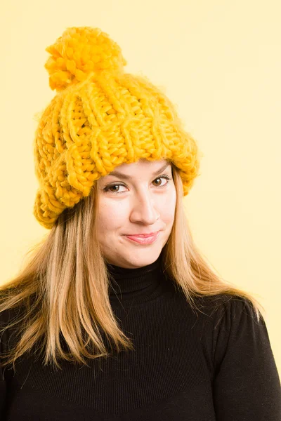 Mutlu kadın portre gerçek yüksek çözünürlüklü sarı backgrou — Stok fotoğraf